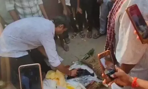 अर्थी में थी होने वाली पत्नी, रो रो कर मंगेतर ने भरा सिंदूर अर्थी में थी होने वाली पत्नी, रो रो कर मंगेतर ने भरा सिंदूर