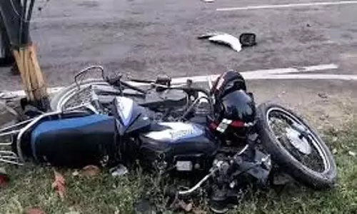 मोटरसाइकिल को टेम्पो ने टक्कर मार दी 3 की मौत, 1 घायल