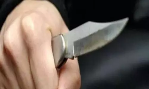 हाईवे में दौड़ती बस पर चाकूबाजी, एक यात्री गंभीर रूप से घायल