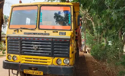 गाड़ी पीछे कर रहा था चालक, बुजुर्ग को रौंदा