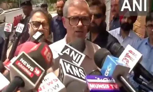 J-K CM ने ईरान में कश्मीरी छात्रों की सुरक्षा पर चिंता जताई J-K CM ने ईरान में कश्मीरी छात्रों की सुरक्षा पर चिंता जताई