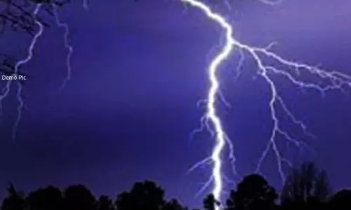 बच्चे बारिश से बचने खड़े हुए पेड़ के नीचे, गाज गिरने से एक की मौत