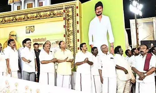 Tamil Nadu : तंजावुर में पूर्व मुख्यमंत्री करुणानिधि की प्रतिमा का अनावरण Tamil Nadu : तंजावुर में पूर्व मुख्यमंत्री करुणानिधि की प्रतिमा का अनावरण