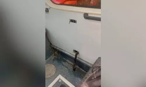 Mumbai : मानसून के बीच बेस्ट एसी बसों के अंदर लीकेज से यात्री भीगे Mumbai : मानसून के बीच बेस्ट एसी बसों के अंदर लीकेज से यात्री भीगे