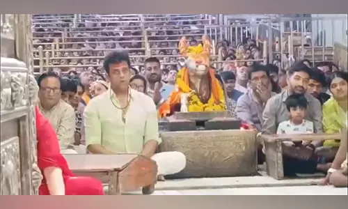 BJP सांसद रवि किशन ने उज्जैन के श्री महाकालेश्वर मंदिर में पूजा-अर्चना की BJP सांसद रवि किशन ने उज्जैन के श्री महाकालेश्वर मंदिर में पूजा-अर्चना की
