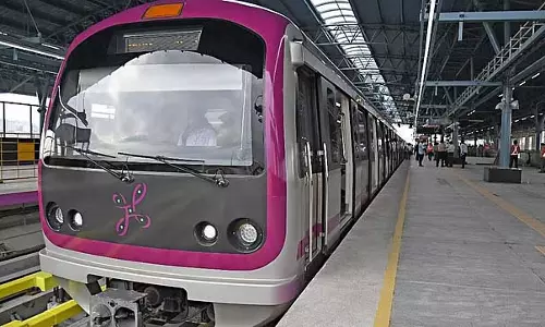 Karnataka : नम्मा मेट्रो पर्पल लाइन यातायात में व्यवधान, मैजेस्टिक में भारी भीड़ Karnataka : नम्मा मेट्रो पर्पल लाइन यातायात में व्यवधान, मैजेस्टिक में भारी भीड़
