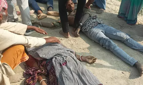 तेज रफ्तार पिकअप पलटी, चार लोगों की मौत, कई घायल
