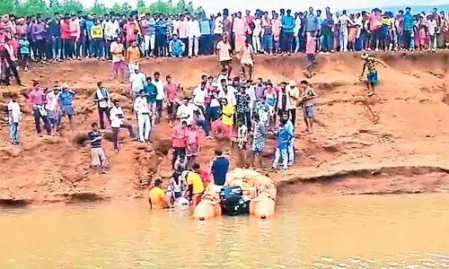 Odisha : प्रेमी युगल ने जलाशय में कूदकर की आत्महत्या Odisha : प्रेमी युगल ने जलाशय में कूदकर की आत्महत्या