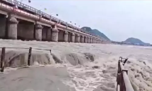 AP: खरीफ के लिए प्रकाशम बैराज से पानी छोड़ा गया AP: खरीफ के लिए प्रकाशम बैराज से पानी छोड़ा गया
