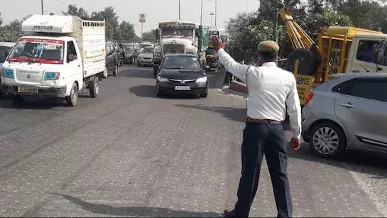 Bareilly: ट्रैफिक नियमों की अनदेखी पड़ी भारी, 130 वाहनों का पंजीकरण रद्द Bareilly: ट्रैफिक नियमों की अनदेखी पड़ी भारी, 130 वाहनों का पंजीकरण रद्द