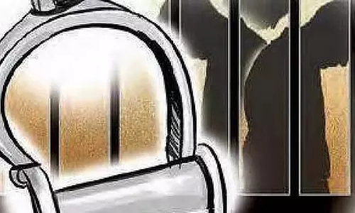 जेल से छूटने के कुछ ही घंटों बाद व्यक्ति की हत्या: भागते समय पुलिस पर हमला करने की कोशिश जेल से छूटने के कुछ ही घंटों बाद व्यक्ति की हत्या: भागते समय पुलिस पर हमला करने की कोशिश
