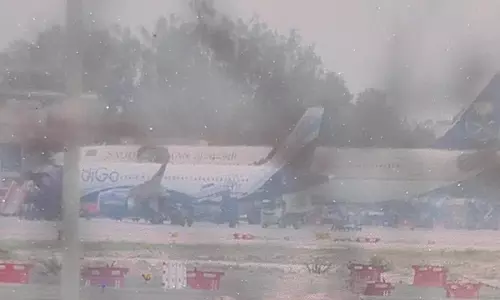 Lucknow Airport पर सऊदी एयरलाइंस के विमान में धुआं पाया गया, यात्रियों को सुरक्षित उतारा गया Lucknow Airport पर सऊदी एयरलाइंस के विमान में धुआं पाया गया, यात्रियों को सुरक्षित उतारा गया