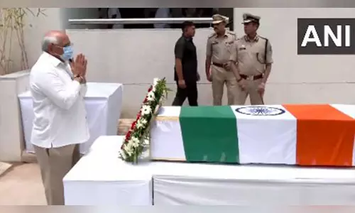Gujarat CM और मंत्रियों ने एयर इंडिया विमान दुर्घटना में मारे गए पूर्व सीएम विजय रूपाणी को श्रद्धांजलि दी