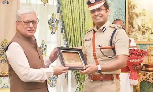 राज्यपाल से रेड क्रॉस पुरस्कार प्राप्त करने वाले पुलिस आयुक्त राज्यपाल से रेड क्रॉस पुरस्कार प्राप्त करने वाले पुलिस आयुक्त