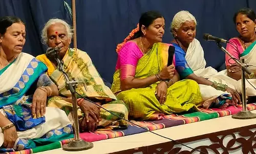 लोका में शब्दों का मिश्रण: पागलपन का आकर्षण लोका में शब्दों का मिश्रण: पागलपन का आकर्षण