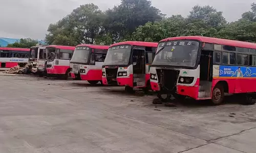 बसों की कमी: यात्री परेशान