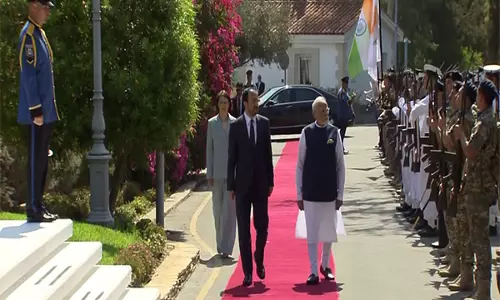 साइप्रस राष्ट्रपति ने राष्ट्रपति भवन में PM Modi, का स्वागत किया साइप्रस राष्ट्रपति ने राष्ट्रपति भवन में PM Modi, का स्वागत किया