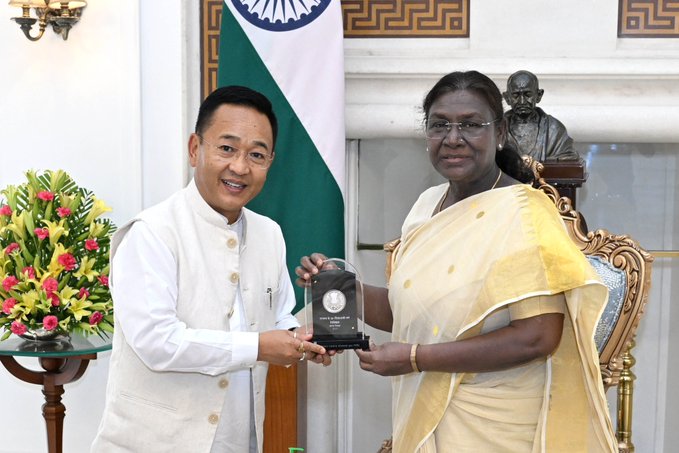 Sikkim के मुख्यमंत्री प्रेम सिंह तमांग ने राष्ट्रपति मुर्मू से की शिष्टाचार भेंट