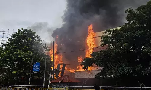 Kerala के चालाकुडी में हार्डवेयर की दुकान में भीषण आग लग गई Kerala के चालाकुडी में हार्डवेयर की दुकान में भीषण आग लग गई