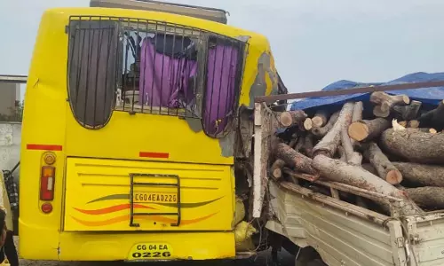रायपुर-महासमुंद रोड में पिकअप और बस की टक्कर, 3 लोग घायल