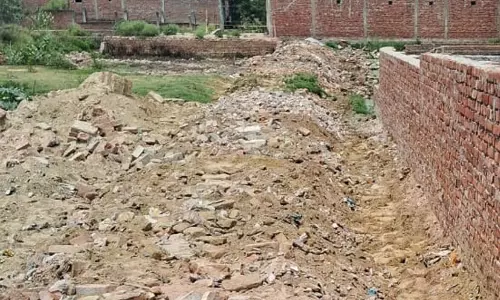 Farrukhabad: धमकी देकर मिट्टी उठाने की कोशिश Farrukhabad: धमकी देकर मिट्टी उठाने की कोशिश