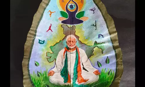 Srikakulam के कलाकार ने पीपल के पत्ते पर मोदी का चित्र बनाया