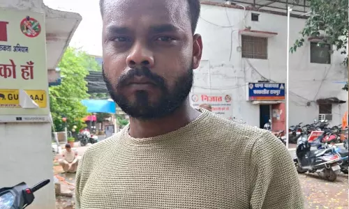 रेलवे स्टेशन के पार्किंग में गुंडई करने वाला हिस्ट्रीशीटर गिरफ्तार, वीडियो रेलवे स्टेशन के पार्किंग में गुंडई करने वाला हिस्ट्रीशीटर गिरफ्तार, वीडियो