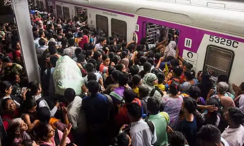 Mumbai : लोकल में सीनियर सिटीजन्स को राहत, पश्चिम रेलवे बनाएगा विशेष कोच Mumbai : लोकल में सीनियर सिटीजन्स को राहत, पश्चिम रेलवे बनाएगा विशेष कोच