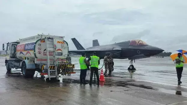 Kerala: ब्रिटिश नौसेना का लड़ाकू विमान संकट में, पायलट की सूझबूझ से टला हादसा