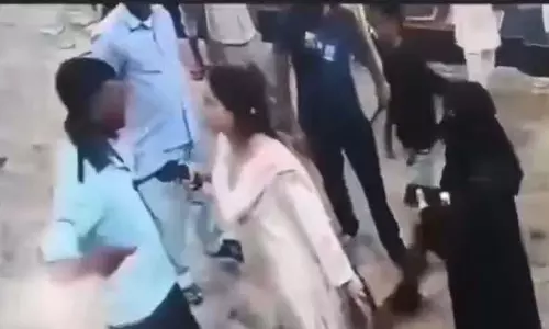 इतनी गोलियां मारूंगी UP में महिला ने CNG स्टेशन अटेंडेंट पर तानी पिस्तौल इतनी गोलियां मारूंगी UP में महिला ने CNG स्टेशन अटेंडेंट पर तानी पिस्तौल