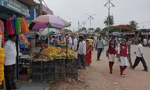 Karnataka : फुटपाथ पर व्यापार Karnataka : फुटपाथ पर व्यापार