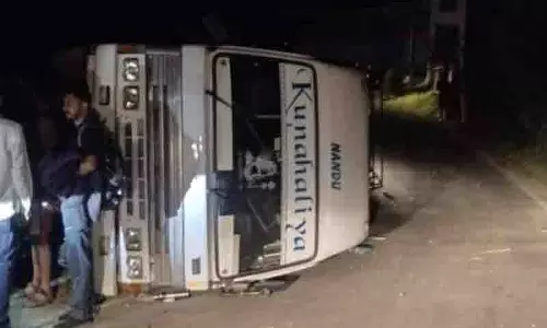 Mandi में बस पलटने से 11 घायल