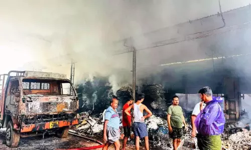 Kerala : वैलाथुर में पेपर प्लेट बनाने वाली कंपनी में आग लग गई, लॉरी जलकर खाक हो गई Kerala : वैलाथुर में पेपर प्लेट बनाने वाली कंपनी में आग लग गई, लॉरी जलकर खाक हो गई