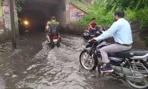 Bareilly: हल्की बारिश में जलमग्न हुई सड़कों ने खोली नगर निगम की पोल Bareilly: हल्की बारिश में जलमग्न हुई सड़कों ने खोली नगर निगम की पोल