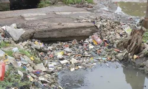 Bareilly: नाले में फिर गई सिल्ट, नगर प्रशासन की लापरवाही से जनता परेशान Bareilly: नाले में फिर गई सिल्ट, नगर प्रशासन की लापरवाही से जनता परेशान