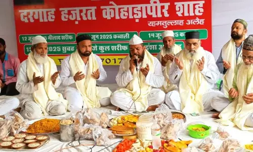 Bareilly: शाह बाबा के कुल में अकीदतमंदों ने की विशेष दुआ Bareilly: शाह बाबा के कुल में अकीदतमंदों ने की विशेष दुआ