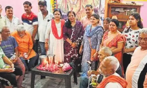 Bareilly: वृद्धाश्रम में मनाया गया फादर्स डे, बुजुर्गों की आंखें हुई नम