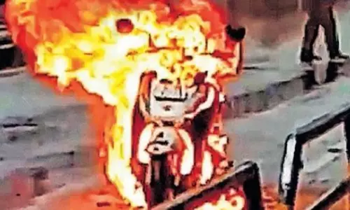 Kerala :  स्कूटर में आग लगी, सवार ने कूदकर अपनी जान बचाई