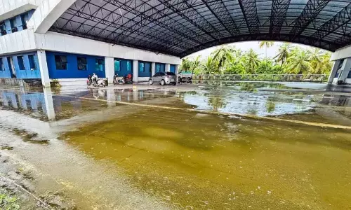 KSRTC बस स्टैंड में बारिश के कारण पानी भर गया