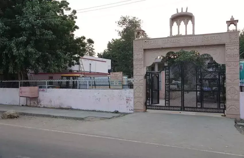 Dausa: नक्शा स्वीकृति के बिना बन रही इमारत सीज, नगर परिषद ने दिखाई सख्ती Dausa: नक्शा स्वीकृति के बिना बन रही इमारत सीज, नगर परिषद ने दिखाई सख्ती