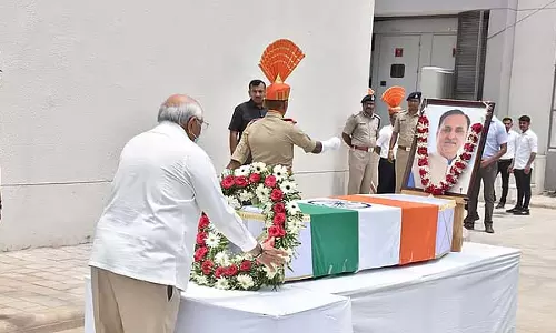 Gujarat: पूर्व सीएम का पूरे राजकीय सम्मान के साथ अंतिम संस्कार किया
