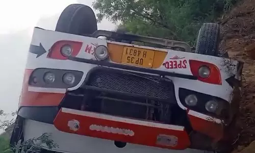 Banda: अनियंत्रित बस सड़क किनारे पलटी, 30 यात्रियों के घायल होने की सूचना