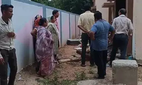 स्कूल खोलने पहुंचे चपरासी तो चोरी का हुआ खुलासा, गायब थे 10 पंखे और खाद्य सामग्री