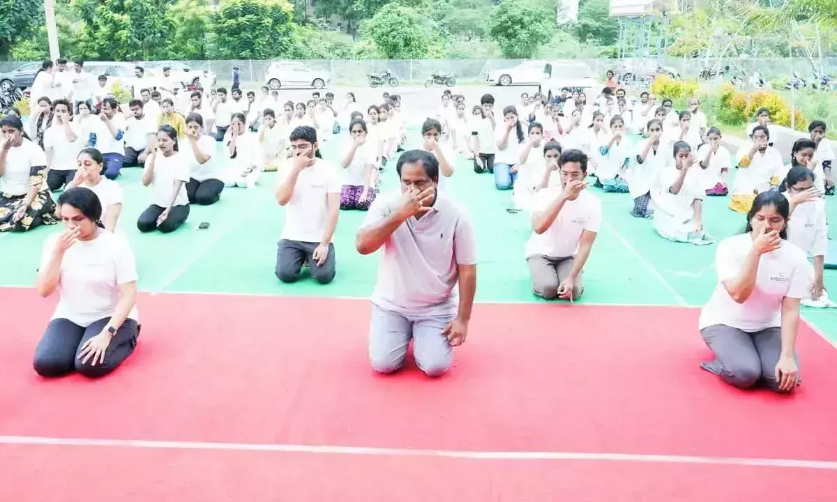 Andhra: विधायक ने समग्र स्वास्थ्य के लिए योग की वकालत की