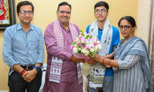 Jaipur: मुख्यमंत्री भजनलाल शर्मा से नीट टॉपर महेश कुमार ने की मुलाकात