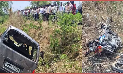 भीषण सड़क हादसा, कार से टकराई बाइक, 5 की मौत भीषण सड़क हादसा, कार से टकराई बाइक, 5 की मौत