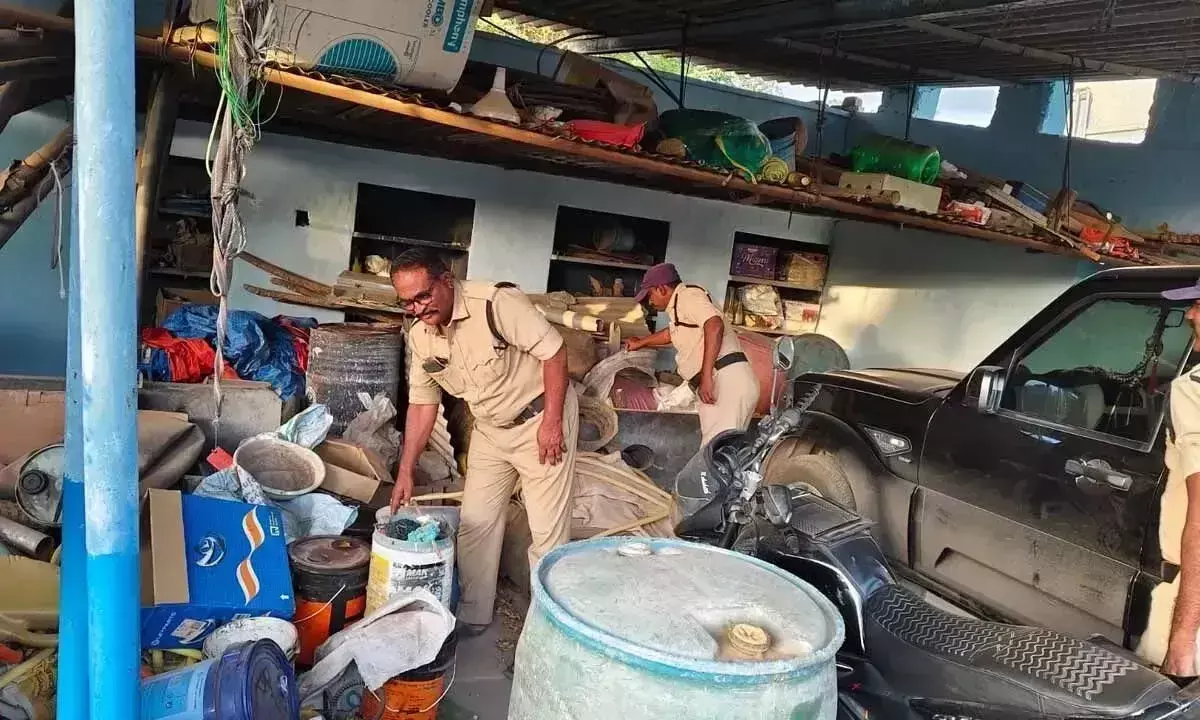 Andhra: अल्लागड्डा में तलाशी अभियान, अवैध शराब और वाहन जब्त