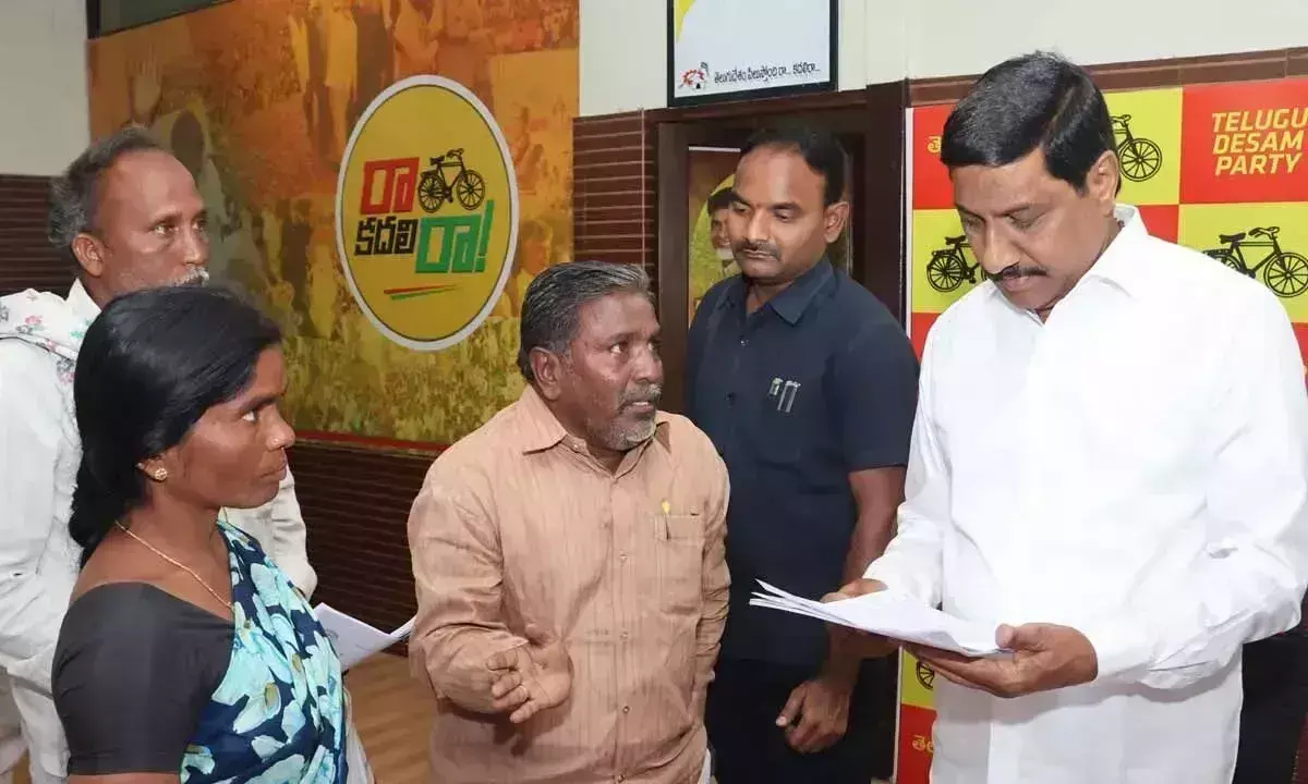 Andhra: मंत्री ने बाबुओं को जनता की शिकायतों का शीघ्र समाधान करने का निर्देश दिया