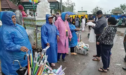 कर्नाटक बारिश: मदिकेरी में भारी बारिश, ठंड बढ़ी कर्नाटक बारिश: मदिकेरी में भारी बारिश, ठंड बढ़ी