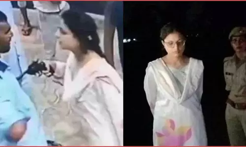 युवती ने पेट्रोल पंप कर्मचारी पर तानी रिवॉल्वर, मुकदमा दर्ज युवती ने पेट्रोल पंप कर्मचारी पर तानी रिवॉल्वर, मुकदमा दर्ज